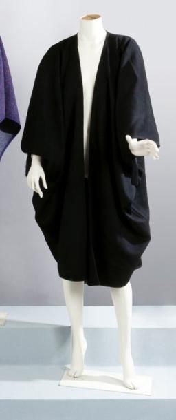 SAINT LAURENT rive gauche circa 1978/1980 Poncho en drap noir gansé de passementerie,...