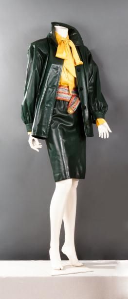 Yves SAINT LAURENT, haute couture circa 1984/1985 Ensemble en cuir agneau vert sapin...
