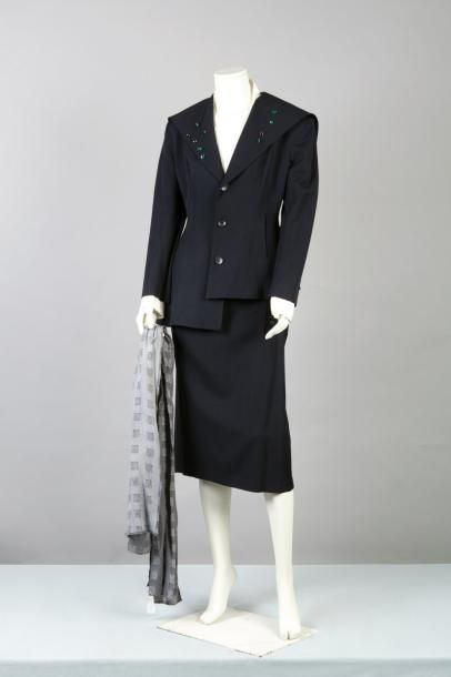 YAMAMOTO pour la Nuit circa 1989/1990 Tailleur en toile de laine noire, veste à col...