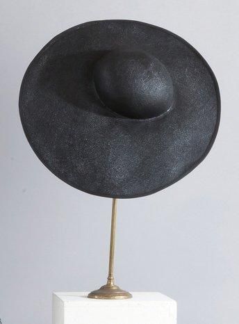 ANONYME Chapeau cloche en résille noire gansé d'un gros grain