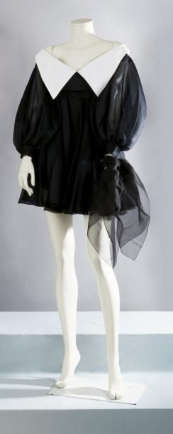 Christian DIOR Boutique par Gianfranco Ferre circa 1990 Robe en gazar noir, effet...