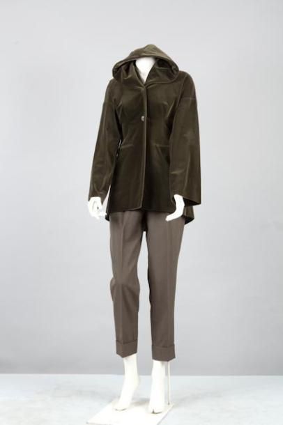 ROMEO GIGLI circa 1988 Veste en velours de coton vert, col châle pouvant faire capuche,...