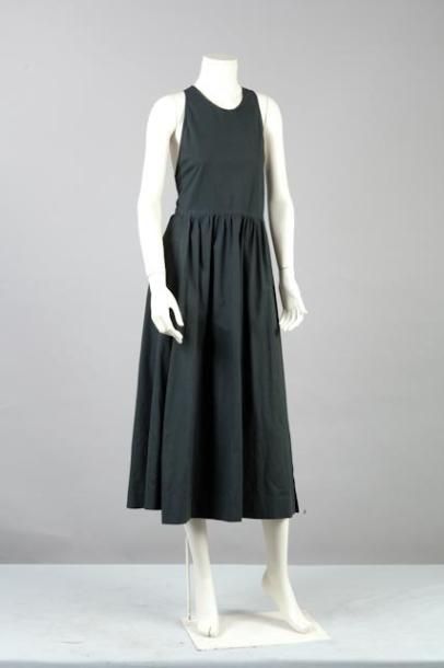 Dorothé bis circa 1980 Lot composé d'une robe tablier en coton noir, encolure ronde,...