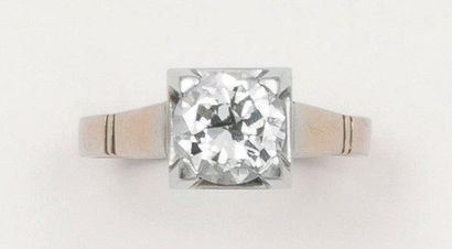 null Bague solitaire en platine ornée d'un diamant taillé en brillant calibrant 1,80...