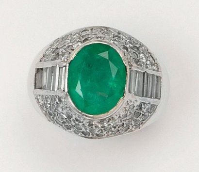 null Bague «jonc» en or gris ornée d'une émeraudes ovale épaulée de diamants taillés...