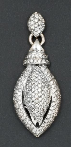 null Pendentif «Goutte» en or gris entièrement pavé de diamants taillés en brillant....