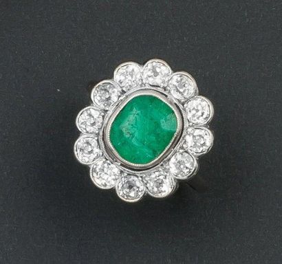 null Bague en or gris ornée d'une émeraude ovale dans un entourage de douze diamants...