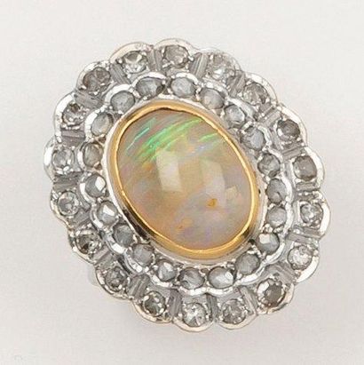 null Bague en or gris ornée d'un opale dans un double entourage de diamants taillés...