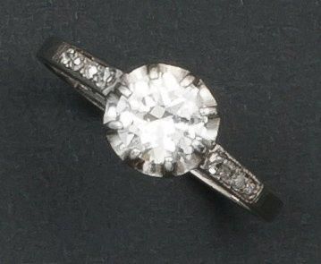 null Bague solitaire en platine ornée d'un diamant taillé en brillant épaulé de deux...