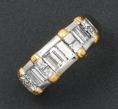 null Bague en or de deux couleurs ornée de diamants baguette alternés de diamants...