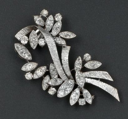 null Broche «Bouquet» en or gris sertie de diamants taillés en brillant. P. 14,5...