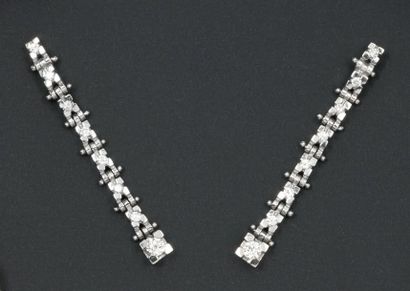 null Paire de pendants d'oreilles «ligne» en or gris ornés de diamants taillés en...