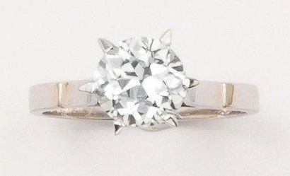 null Bague solitaire en or gris ornée d'un diamant taillé en brillant. Poids du diamant:...