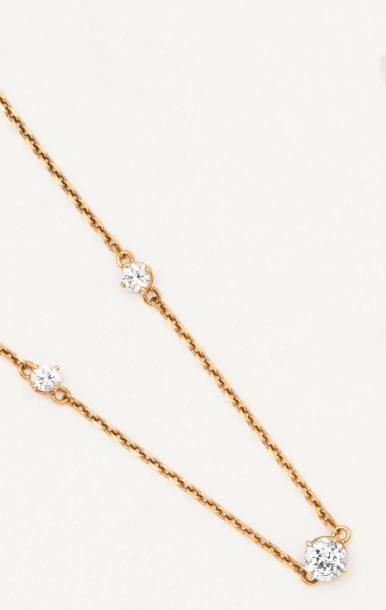 null Collier en or jaune orné de trois diamants taillés en brillant dont un plus...