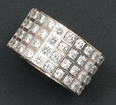 CARTIER Anneau en or gris entièrement serti de diamants taillés en brillant. Signé:...