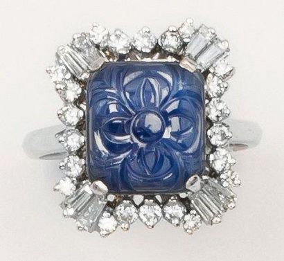 null Bague en or gris ornée d'un saphir gravé de fleurs dans un entourage de diamants...