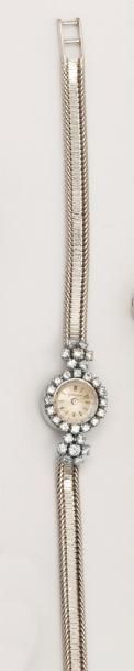 JAEGER LECOULTRE Bracelet montre de dame en or gris, la lunette et les attaches serties...