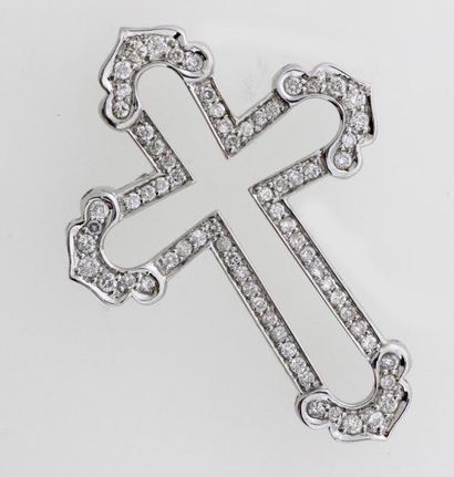 Pendentif «croix» en or gris orné de diamants...