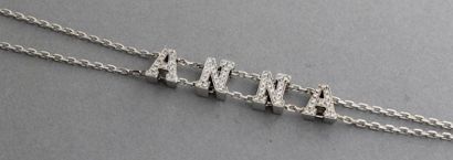 Bracelet en or gris orné du prénom «ANNA»...