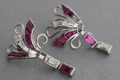 null Paire de boucles d'oreilles en or gris ornées de rubis calibrés et diamants...