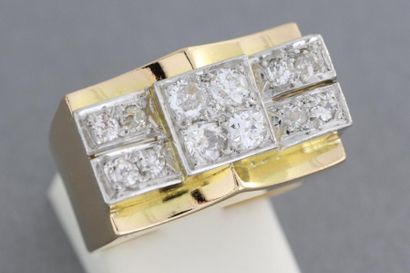 null Bague en platine et or jaune ornée de diamants taillés en brillant. Vers 1940....