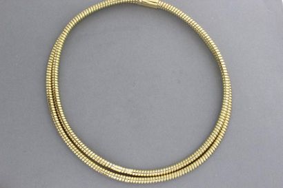 null Collier double spirotube en or jaune pouvant former un bracelet de quatre rangs....