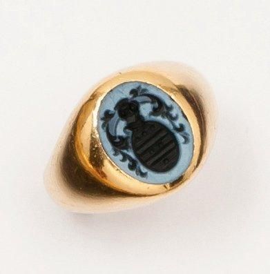 null Bague chevalière en or jaune gravée d'armoirie sur agate bicolore. P. 6,5 g