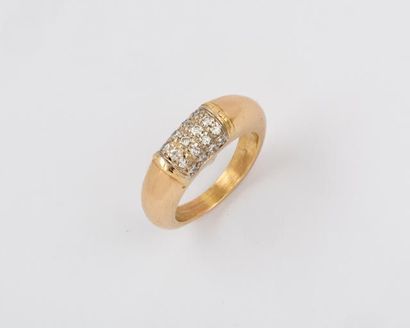 null Bague jonc en or jaune ornée d'un pavage de diamants taillés en brillant. P....