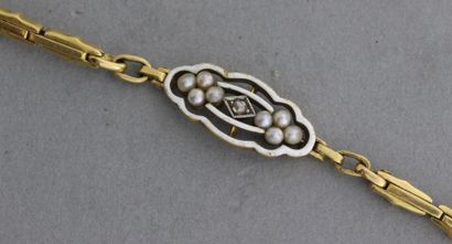 null Bracelet articulé en or jaune émaillé orné d'un motif central serti d'un diamant...
