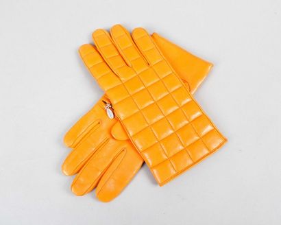 CHANEL Paire de gants en cuir agneau matelassé orange, intérieur en soie, poche zippée...
