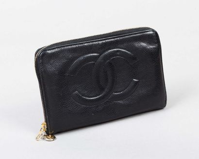 CHANEL Porte feuille, porte carte, porte monnaie siglé, en cuir grené noir, fermeture...