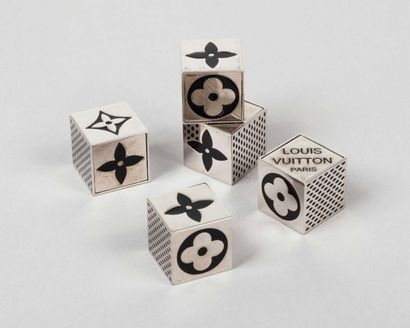 LOUIS VUITTON Jeu composé de cinq cubes aimantés en acier chromé siglé, laqué no...
