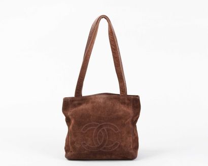 CHANEL Sac 24cm en daim marron, devant siglé, fermetures pression aimantées, double...