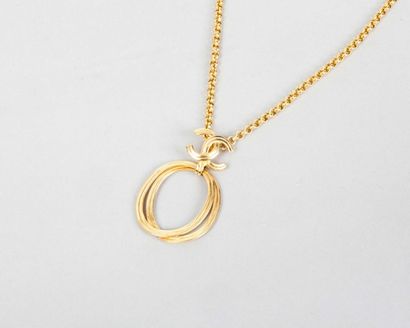 CHANEL Tour de cou, chaine en métal doré retenant un pendentif figurant deux anneaux...