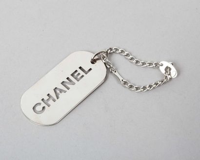 CHANEL Porte clefs chainette retenant une plaque en métal perforé signée