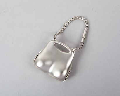 CHANEL Porte clefs figurant un sac en métal brossé retenu par une chainette