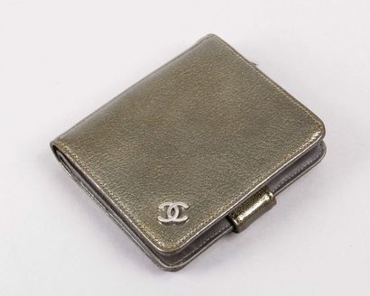 CHANEL Porte-cartes, porte-monnaie zippé en cuir vernis bronze, fermeture pression...