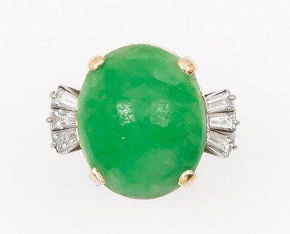 null Bague en or gris ornée d'un cabochon de jade épaulé de diamants trapèze. P....