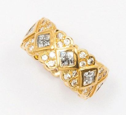 null Bague en or jaune ornée de motifs géométriques sertis de diamants taillés en...
