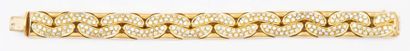 null Bracelet articulé en or jaune orné de pavages de diamants taillés en brillant....