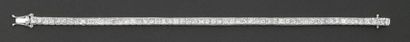 null Bracelet ligne en or gris orné de diamants princesse. Poids des diamants : 10,20cts....