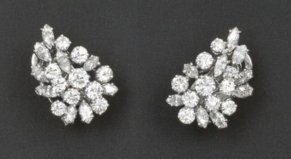 null Paire de boucles d'oreilles en or gris entièrement serties de diamants taillés...