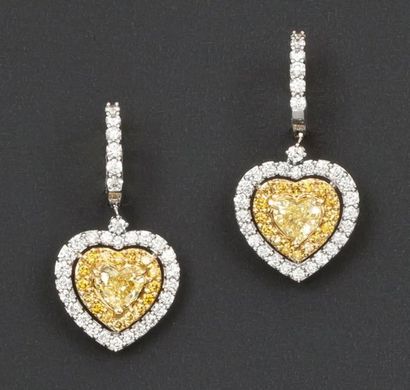 null Paire de pendants d'oreilles en or de deux couleurs ornés chacun d'un diamant...