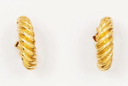 VAN CLEEF & ARPELS Paire de clips d'oreilles en or jaune godronné. Signés VCA et...