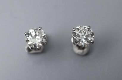 null Paire de boutons d'oreilles en or gris ornés chacun d'un diamant taillé en brillant....