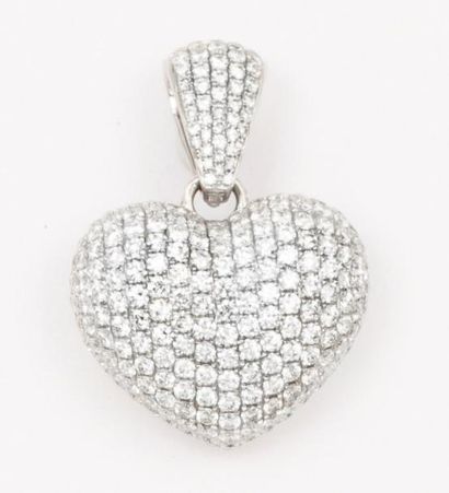 null Chaîne et pendentif «Coeur» en or gris entièrement pavé de diamants taillés...
