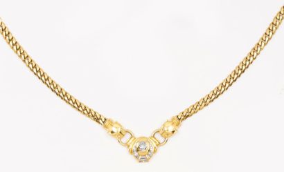 null Collier souple en or jaune orné d'un motif central serti d'un diamant ovale...