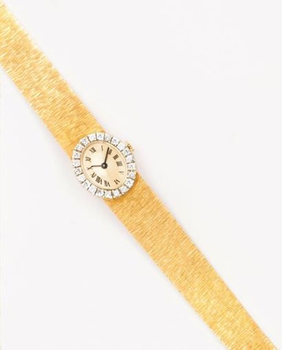 null Bracelet montre de dame en or jaune, la lunette sertie de diamants taillés en...