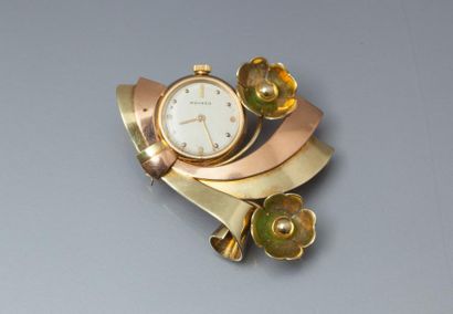 MOVADO Broche «Fleur» en or de deux couleurs ornée d'une montre à mouvement mécanique....