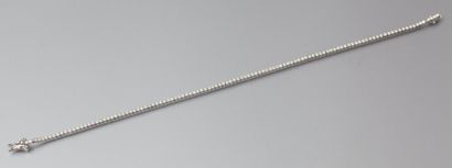 null Bracelet ligne en or gris serti de diamants taillés en brillant. P. 6,1g